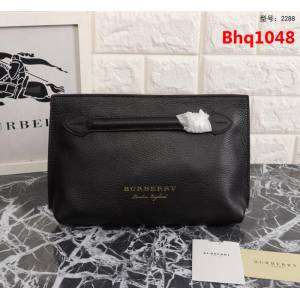 BURBERRY巴寶莉 簡約時尚手拿包 拉鏈口袋飾有 Burberry立體字母 2288  Bhq1048