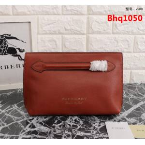 BURBERRY巴寶莉 簡約時尚手拿包 拉鏈口袋飾有 Burberry立體字母 2288  Bhq1050