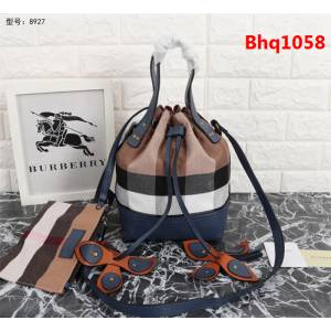 BURBERRY巴寶莉 原單 爆款 實用耐久 Canvas 格紋水桶包 搭配可拆式拉鏈零錢袋 803231  Bhq1058