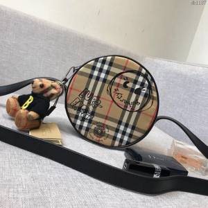 Burberry專櫃新款女包 巴寶莉限量版塗鴉系列圓形斜背包 Vintage復古格紋女包  db1187