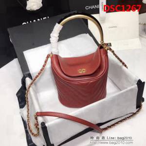 香奈兒CHANEL 57861 2018款徽章水桶包 時尚簡約風格 DSC1267