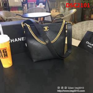 香奈兒CHANEL 93659 93660 2018秋冬 小牛皮金屬扣肩帶嬉皮包手提單肩包 DSC2101