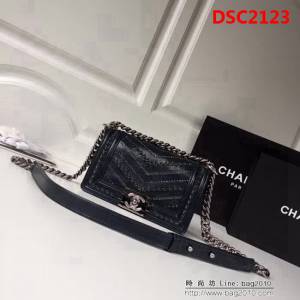 香奈兒CHANEL 藍色2018FW款皺紋小牛皮編織V線鏈條單肩斜挎包 DSC2123