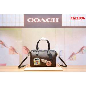 COACH蔻馳 29357 新款 迪士尼限量版 徽章Logo印花 小號枕頭包 波斯頓 手提單肩斜挎女包 經典實用百搭款  Chz1096
