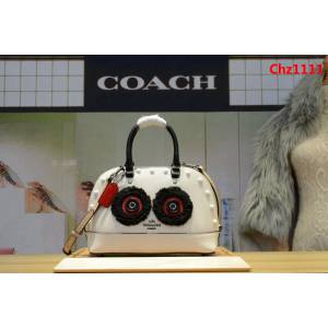 COACH蔻馳 海外代購頭層牛皮 新款 女士鉚釘毛絨眼睛怪 怪獸風 小號貝殼包 22780  Chz1111