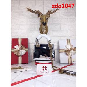 DIOR迪奧 黑色鏡面搭配金色金屬 時尚百搭 鏈條手提斜挎包  zdo1047