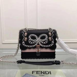 FENDI芬迪 2018早春新款 鑲嵌珍珠斜挎包 8815  fd1241