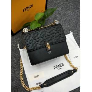 FENDI芬迪 2018最新款 翻蓋手袋 可斜背或手拿  fd1337