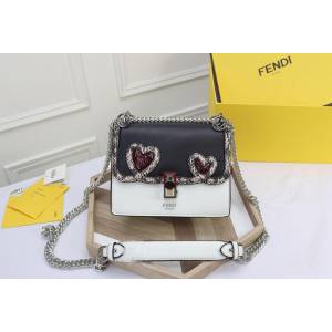 FENDI芬迪 小號 Fendi 8809 2018春夏新款 情人節禮物KAN I LOGO牛皮手袋 可斜背或手拿  fd1342