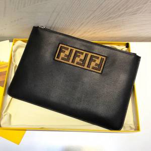 FENDI芬迪 黑色小牛皮 飾有棕色刺繡 FF 圖案提花編織貼片 拉鏈手拿包 0078M40  fd1610