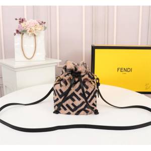 FENDI芬迪 雙F經典款 Fendi MINI BUCKET 字母繡 可手提 亦可斜挎  fd1917