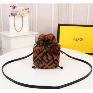 FENDI芬迪 雙F經典款 Fendi MINI BUCKET 字母繡 可手提 亦可斜挎  fd1918