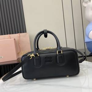 miumiu專櫃繆繆最新款Arcadie牛皮革中號保齡球手提包斜挎包 jh2318型號：5BB148