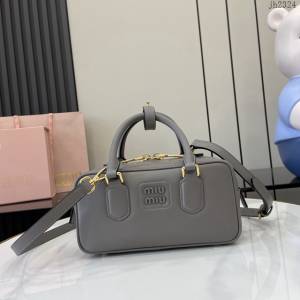 miumiu專櫃繆繆最新款Arcadia牛皮女士手提包斜挎包 jh2324型號：500142
