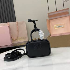 miumiu繆繆專櫃最新款迷你公事包單肩斜挎女包 jh2525型號：5NR036