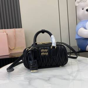 miumiu繆繆專櫃最新款小羊皮保齡球包手提肩背包 jh2537型號：5BB142