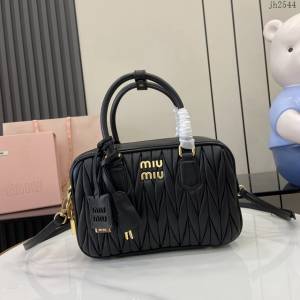 miumiu繆繆專櫃最新款Arcadie Matelasse羊皮革中號保齡球手提包斜挎包 jh2544型號：5BB124