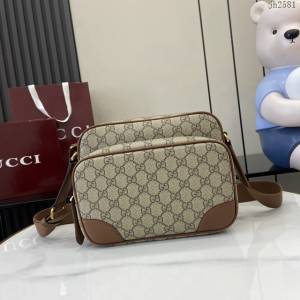 Gucci專櫃古馳最新款Emblem男士旅行系列斜挎包肩背包 jh2581型號：821160