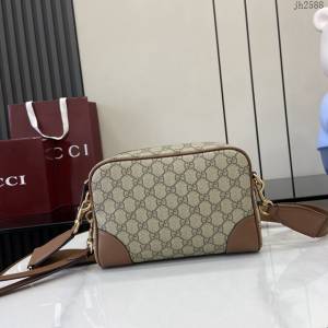 Gucci專櫃古馳最新款Emblem系列男士單肩斜挎包 jh2588型號：821155