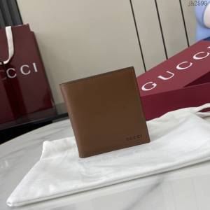 Gucci專櫃古馳最新款Emblem系列對折短夾錢包 jh2598型號：818949