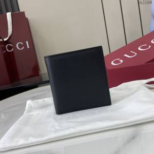 Gucci專櫃古馳最新款Emblem系列對折短夾錢包 jh2599型號：818949