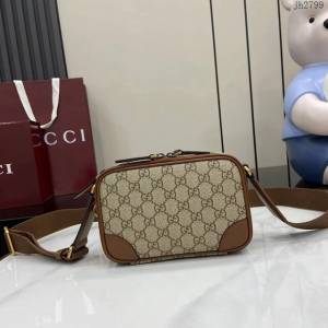 Gucci專櫃古馳最新款2025早春男士包袋系列單肩斜挎包 jh2799型號：821217