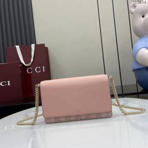 Gucci專櫃古馳最新款Emblem系列鏈式錢包小斜挎女包 jh2934型號：826720