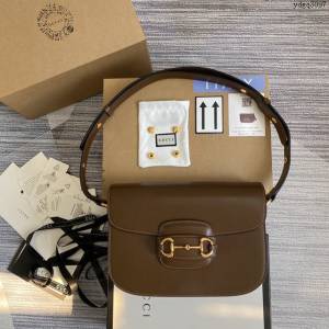 Gucci新款原廠皮女包 古馳1995馬銜扣手袋 Gucci棕色全皮小號翻蓋肩背包 602204  ydg3097