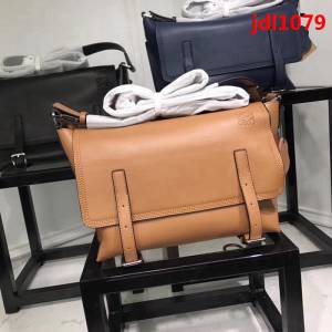 LOEWE羅意威 專櫃同步 Military Messenger 經典百搭信使包 男女同款 0169  jdl1079