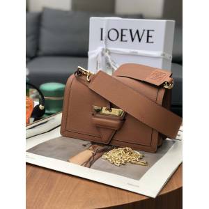 LOEWE包包 羅意威Barcelona小金鏈三角包  tcl1358