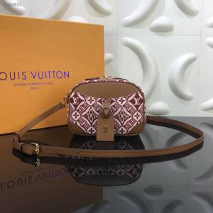 LV包包 LV新款女包 M45528 2020秋冬大上秀露面的V全新老花 LV單肩斜挎小包  ydh3641