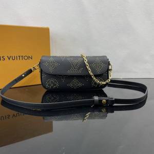 LV路易威登2023专柜新款M82653 目饰钉构筑Monogram图案Wallet on Chain Ivy手袋 ydh5310