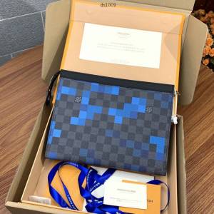 LV專櫃2023新款升級版男士手包 N60174藍色 路易威登馬賽克Pochette Voyag小皮包手拿包 dn1009