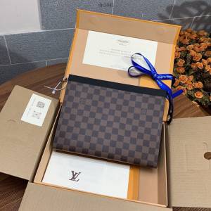 LV專櫃2023新款升級版男士手包 M41696咖格 路易威登Pochette Voyage中號手袋手拿包 dn1041
