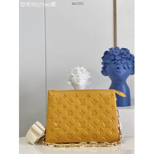 LV專櫃2023新款Coussin小號手袋 M57790黃 路易威登Monogram壓紋蓬鬆綿羊皮鏈條肩背女包 dn1331