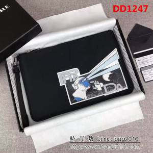PRADA普拉達 專櫃同步 最新款式 限量版 漫畫印象系列 男士手包 2NH006 DD1247