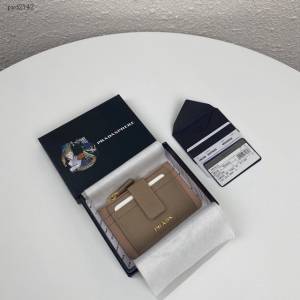 prada卡包 普拉達專櫃最新爆款 Saffiano皮革卡片夾 1MC038 prada爆款女士卡包  pyd2142