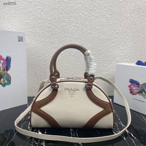prada女包 普拉達2020年專櫃最新款 小牛皮女士手提包 1BB070 走秀款 prada大號單肩女包  pyd2191
