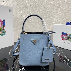 prada女包 普拉達專櫃經典爆款桶包 1BA217 Prada迷你號手提包 Prada Saffiano皮肩背包  pyd2272