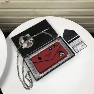 prada女包 普拉達最新聖誕限量款系列 1DH044 月兔徽章 PRADA女士斜挎迷你包 prada翻蓋鏈條女包  pyd2281