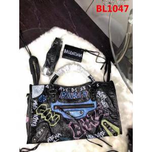 BALENCIAG巴黎世家 歐洲水貨 Balenciaga city小黑釘 限量 原廠爆裂紋羊皮黑白塗鴉 可手提單肩斜跨  BL1047