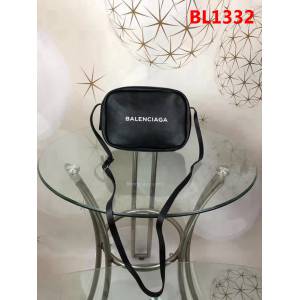 BALENCIAG巴黎世家 摔紋牛皮相機包 巴黎世家超暴款包包 男女通用  BL1332