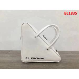 BALENCIAG巴黎世家 17秋冬 爆款三角包 原版進口皮 476975  BL1835