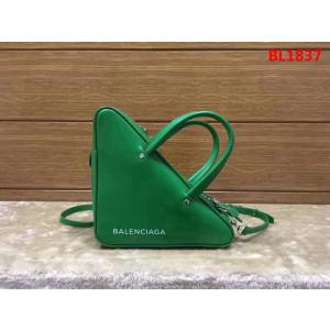 BALENCIAG巴黎世家 17秋冬 爆款三角包 原版進口皮 476975  BL1837