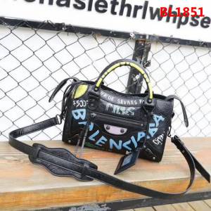BALENCIAG巴黎世家 塗鴉機車包 QC058 爆裂紋羊皮 手提肩背斜挎包  BL1851