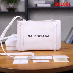 BALENCIAG巴黎世家 超暴款包包 摔紋牛皮斜挎包  BL1861