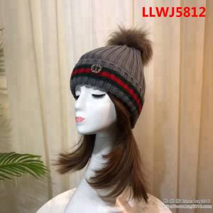 GUCCI古馳 三條杆古琦水鑽搭配狐狸毛球 卷邊毛線針織帽 LLWJ5812