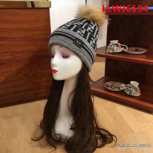 FENDI芬迪 秋冬新款 爆款簡單大氣 羊毛配狐狸毛球針織帽 LLWJ6194