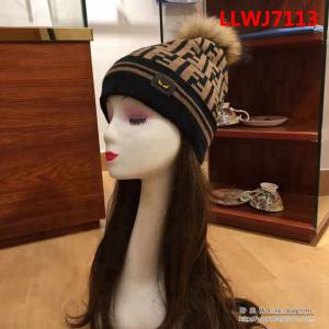 FENDI芬迪 秋冬新款 時尚百搭羊毛配狐狸毛球針織帽 LLWJ7113