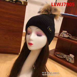 FENDI芬迪 新款羊絨配狐狸毛球 原單帽子圍巾套裝 時尚又保暖 LLWJ7905